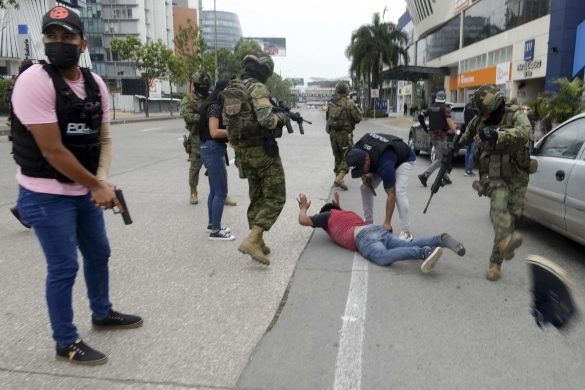 Polícia equatoriana prende vários homens armados que invadiram o set de um canal de televisão público