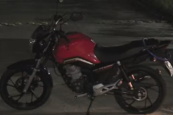 Imagem de moto vermelha de alta cilindrada usada por criminosos que atropelaram uma mulher grávida enquanto fugiam da polícia - Metrópoles