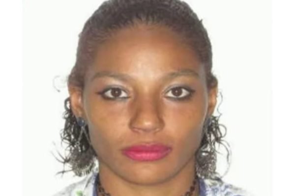 Imagem colorida mostra o rosto de Márcia da Silva Soares, de 30 anos, uma mulher de pele morena, cabelo preso, batom rosa; o corpo dela foi encontrado esquartejado na zona sul de São Paulo; Polícia trabalha para identificar quem cometeu o crime - Metrópoles