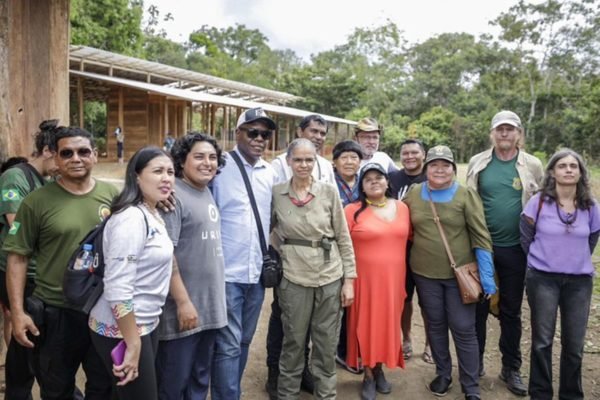 Foto colorida da comitiva ministerial em visita a terra Yanomami - Metrópoles