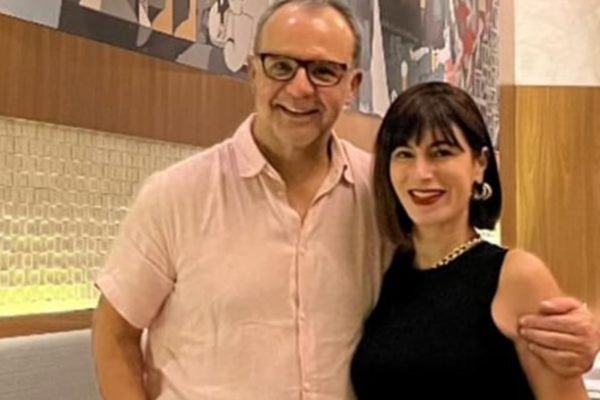 Sérgio Cabral e a namorada, Lilian Damiani posam juntos em restaurante - Metrópoles