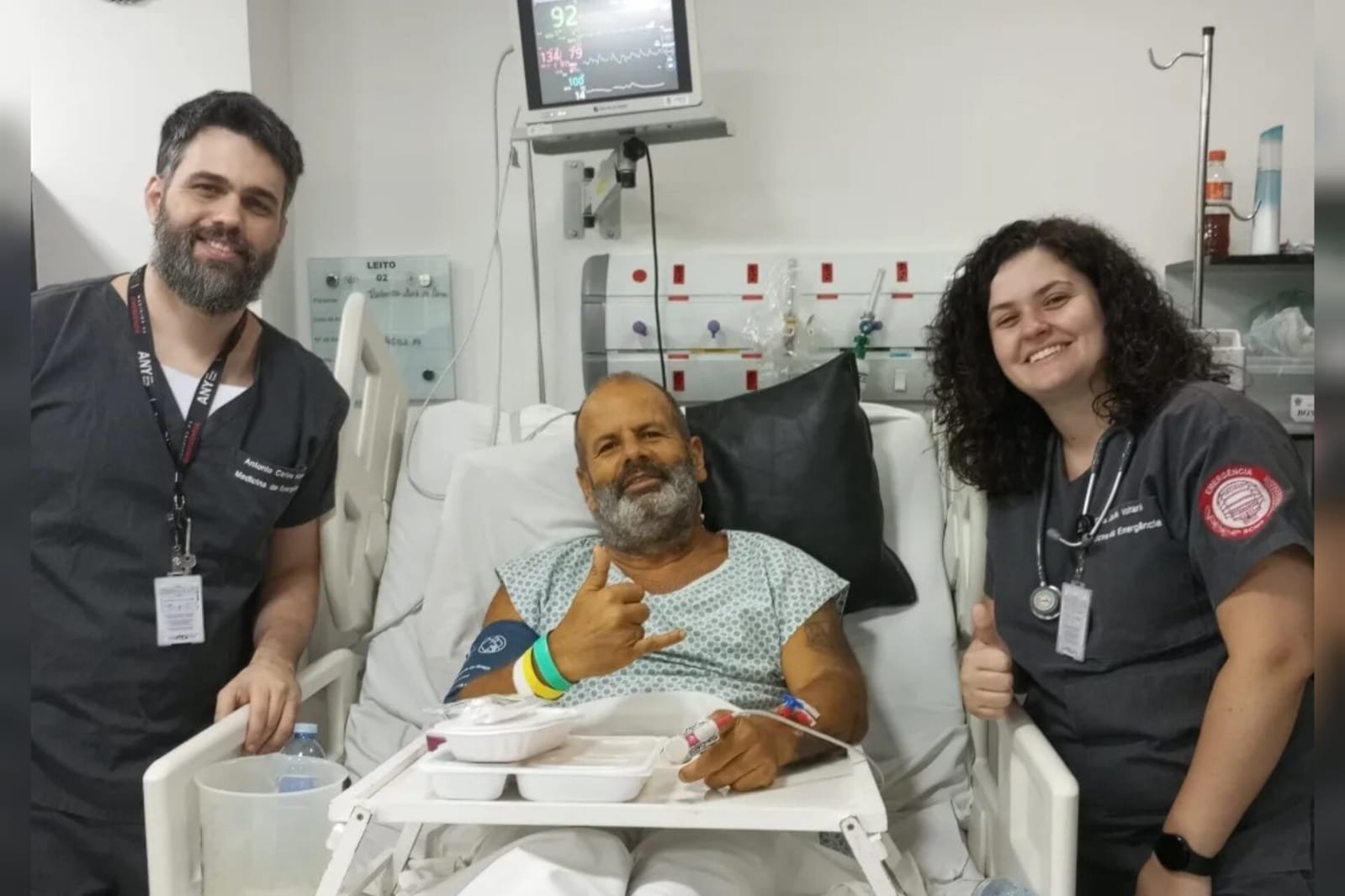 Foto mostra caminhoneiro Roberto Luis Lima, que teve leptospirose após comer uma manga, ao lado da equipe médica