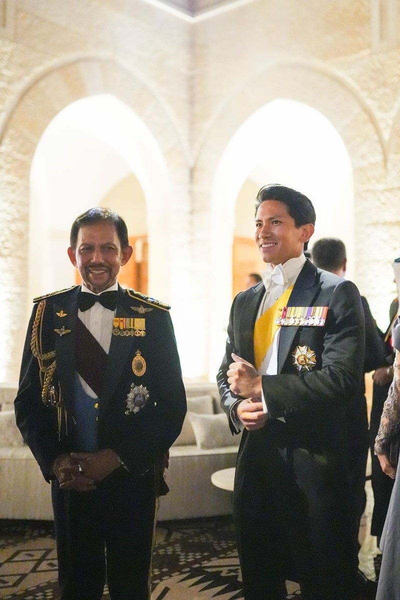 Foto colorida de dois homens com trajes militares - Metrópoles