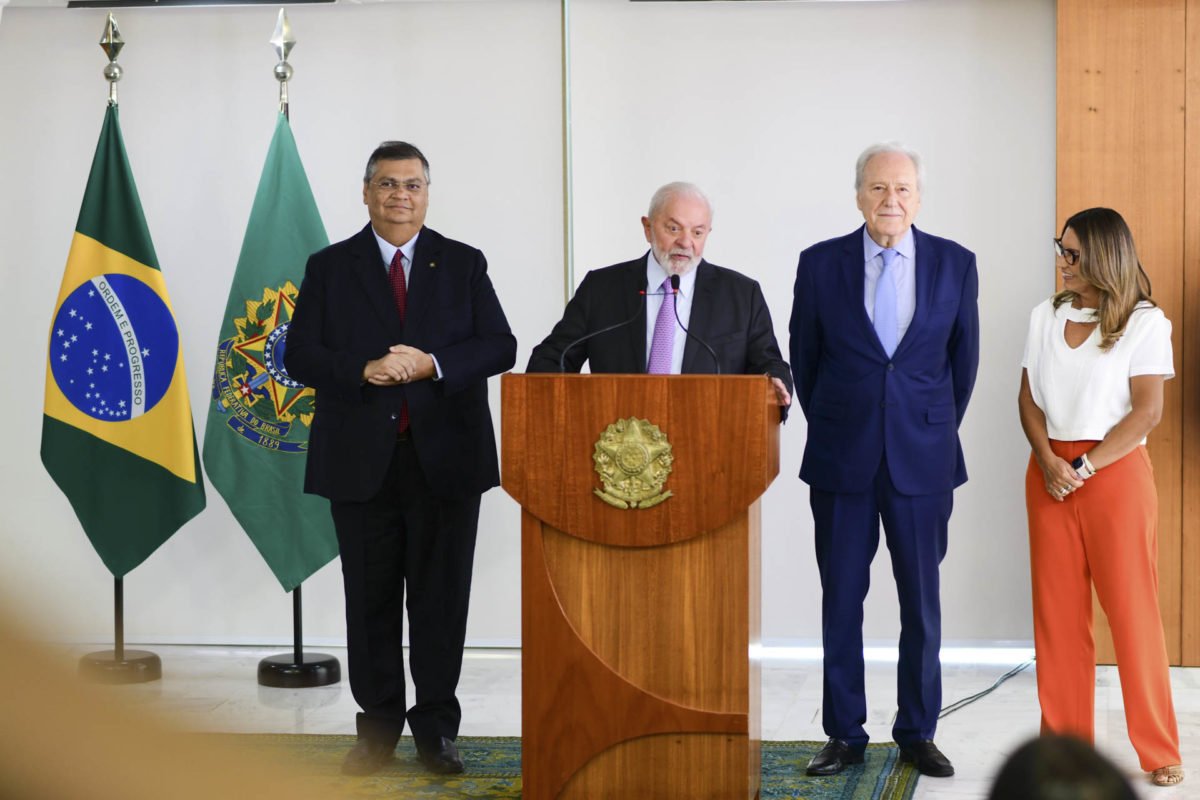 Dino, Lula, Lewandowski e Janja durante anúncio do novo ministro da Justiça