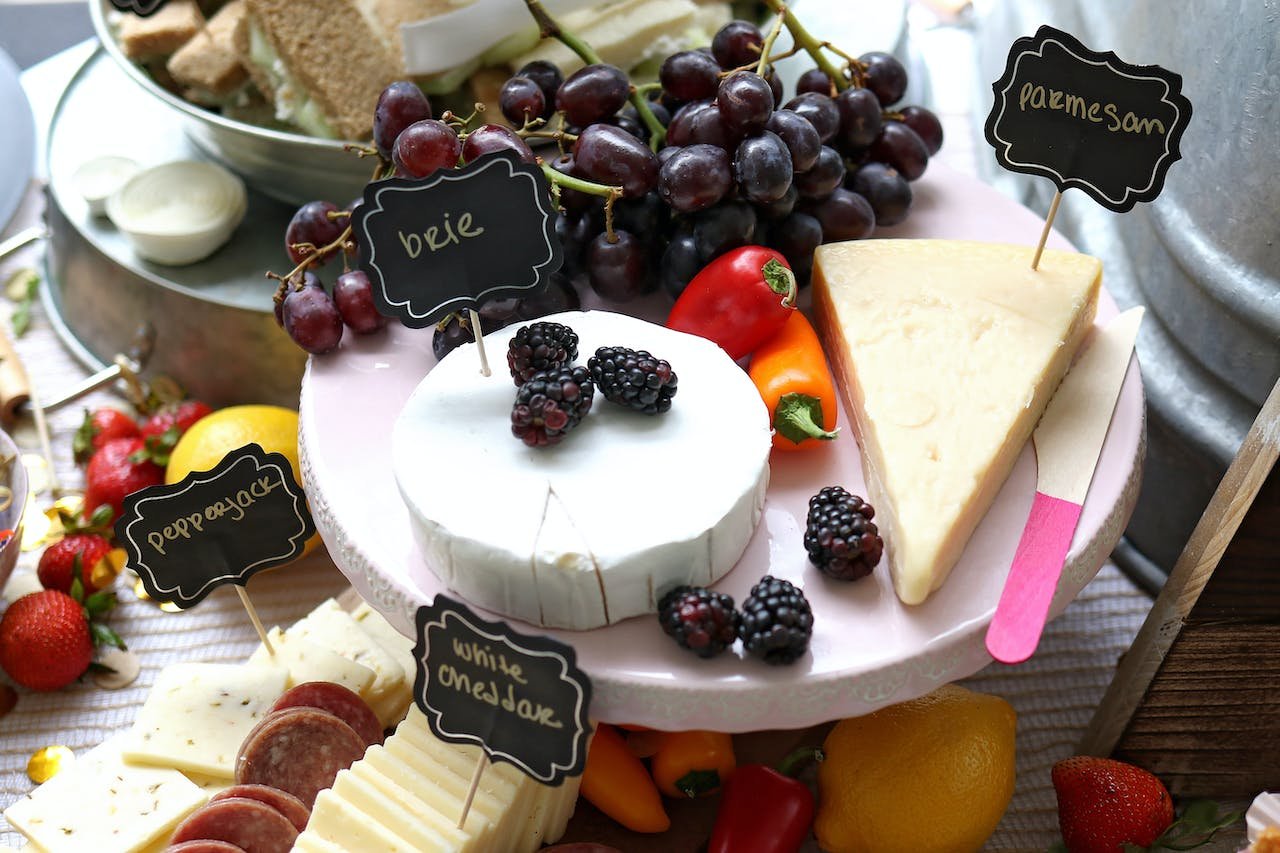Tábua com queijos e frutas em mesa - Metrópoles