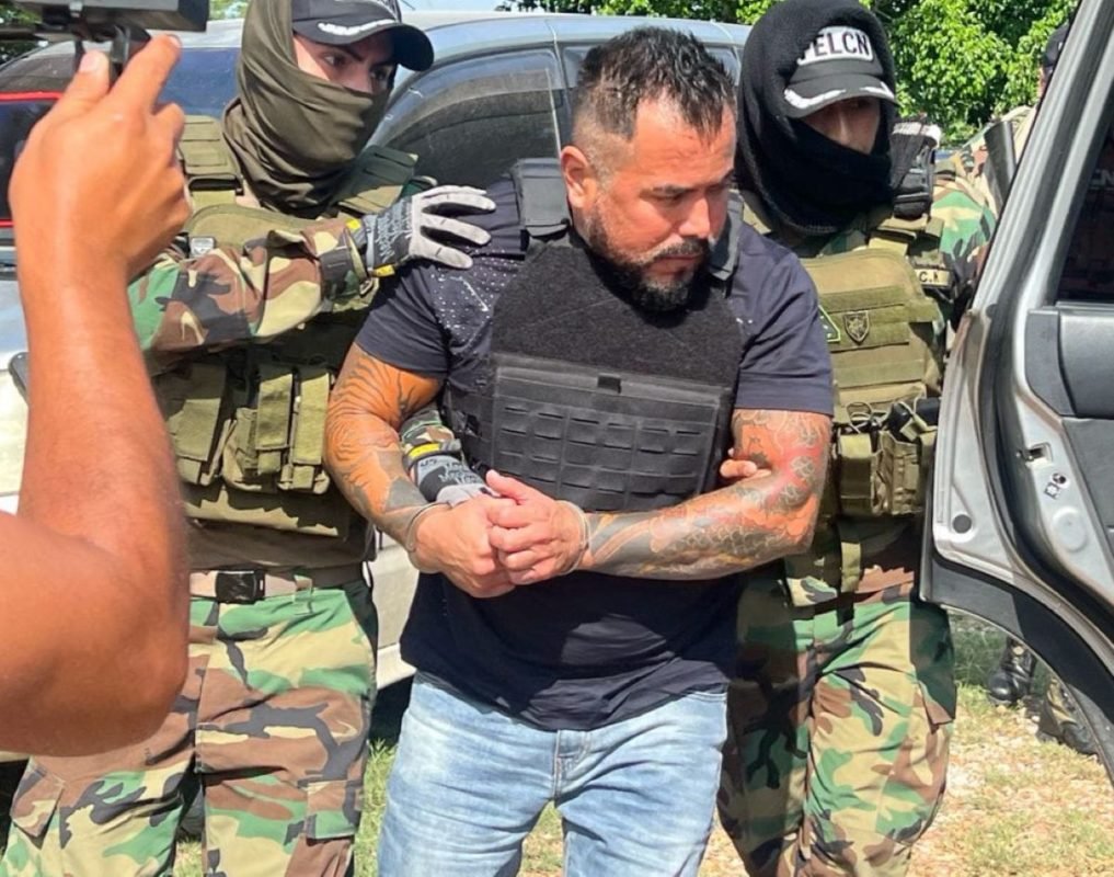 Elvis Riola é carregado algemado pela polícia boliviana - Metrópoles