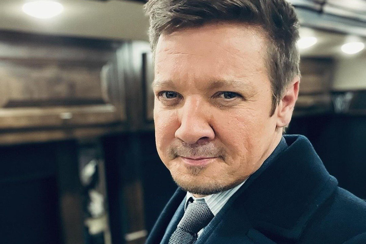 Jeremy Renner dá um meio sorriso ao voltar para o set de filmagens - Metrópoles