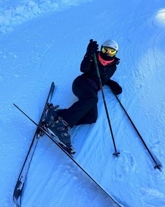 Adriane Galisteu posa deitada na neve após queda - Metrópoles