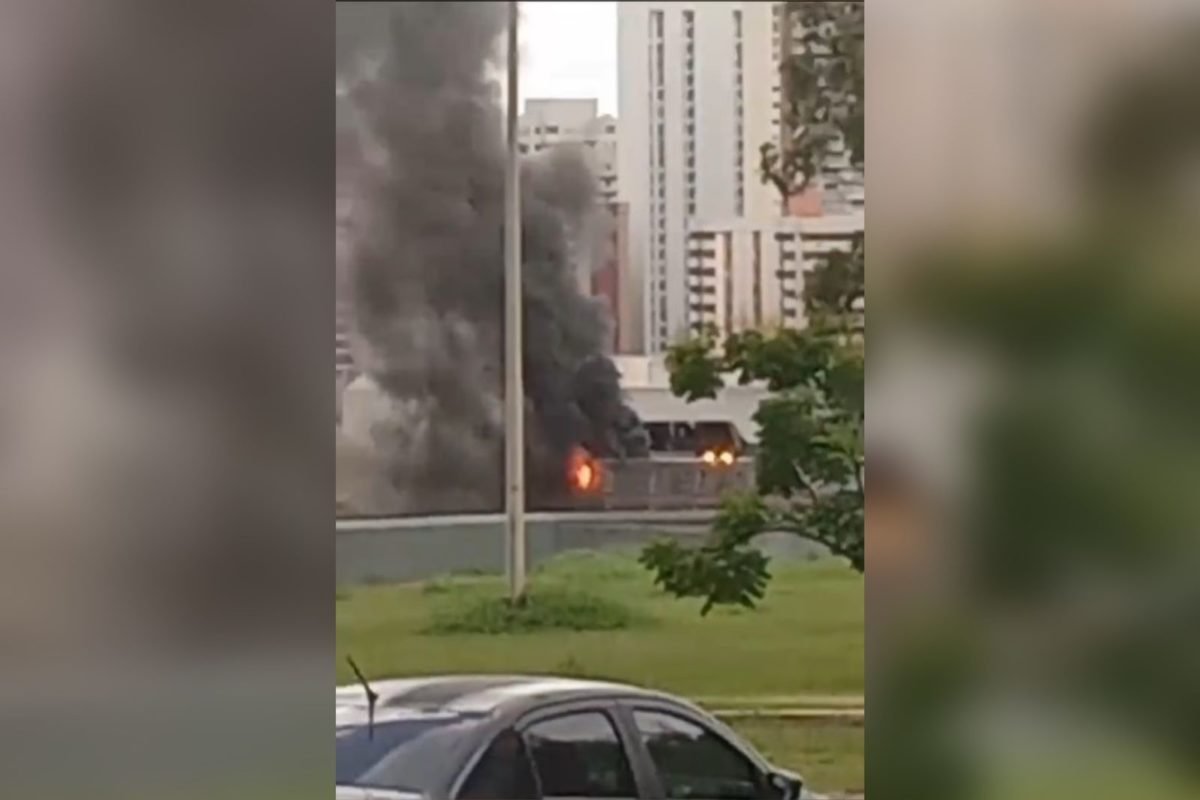 Imagem colorida de vagão do metrô pegando fogo - Metrópoles