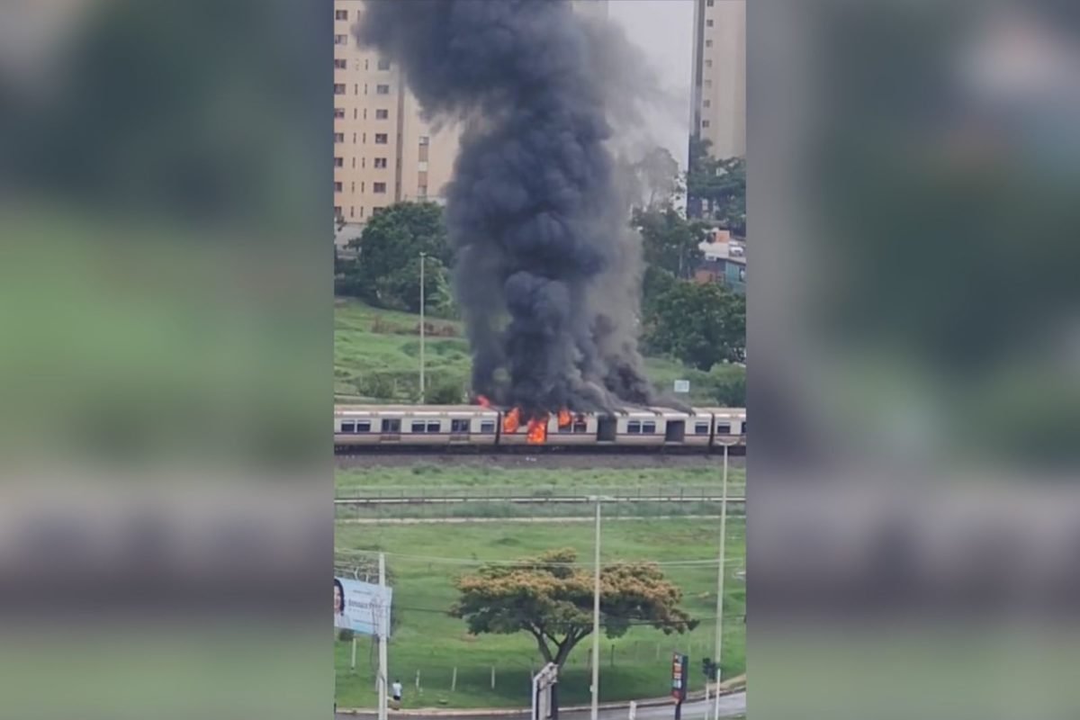 Imagem colorida de vagão do metrô pegando fogo - Metrópoles