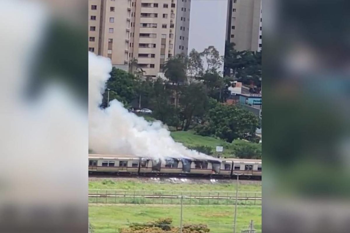 Imagem colorida de vagão do metrô pegando fogo - Metrópoles