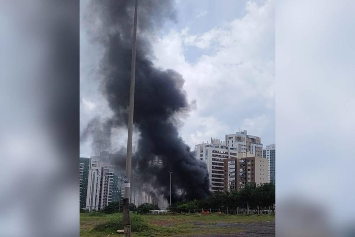 Imagem colorida de vagão do metrô pegando fogo - Metrópoles