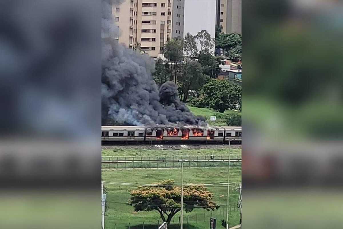 Imagem colorida de vagão do metrô pegando fogo - Metrópoles