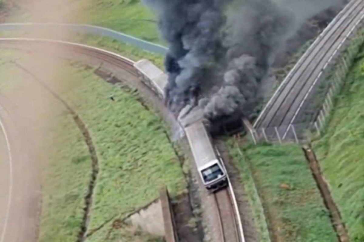 Imagem colorida de vagão do metrô pegando fogo - Metrópoles