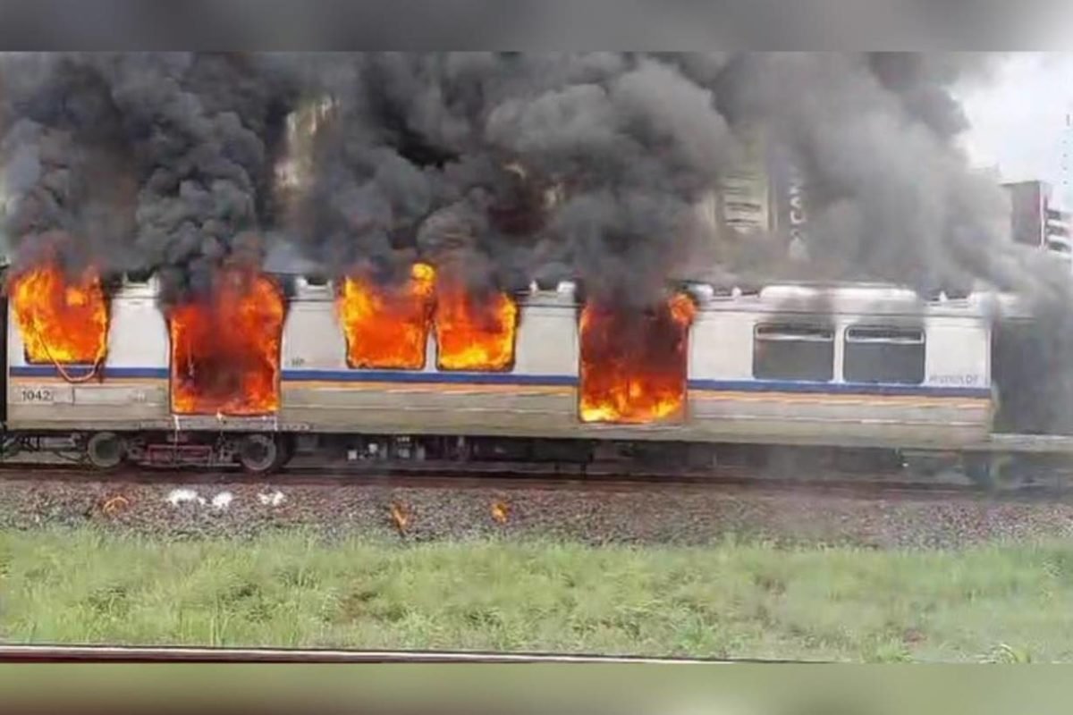 Imagem colorida de vagão do metrô pegando fogo - Metrópoles