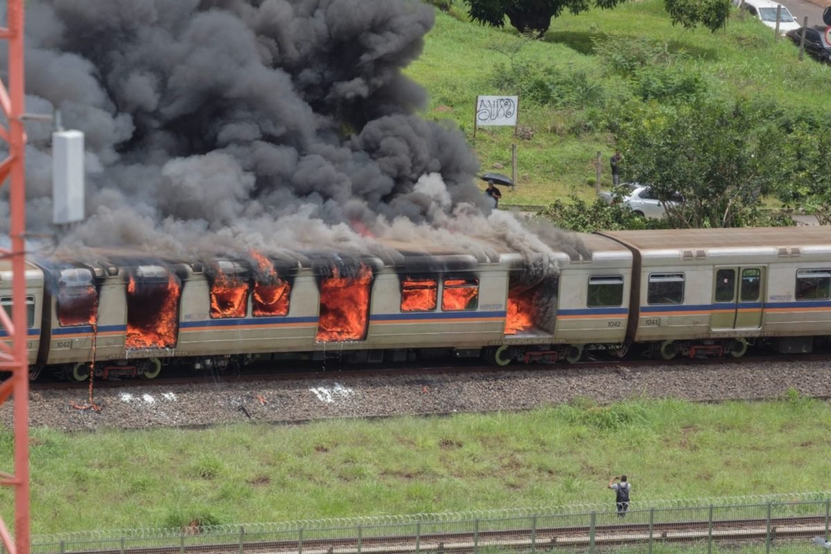 Imagem colorida de vagão do metrô pegando fogo - Metrópoles