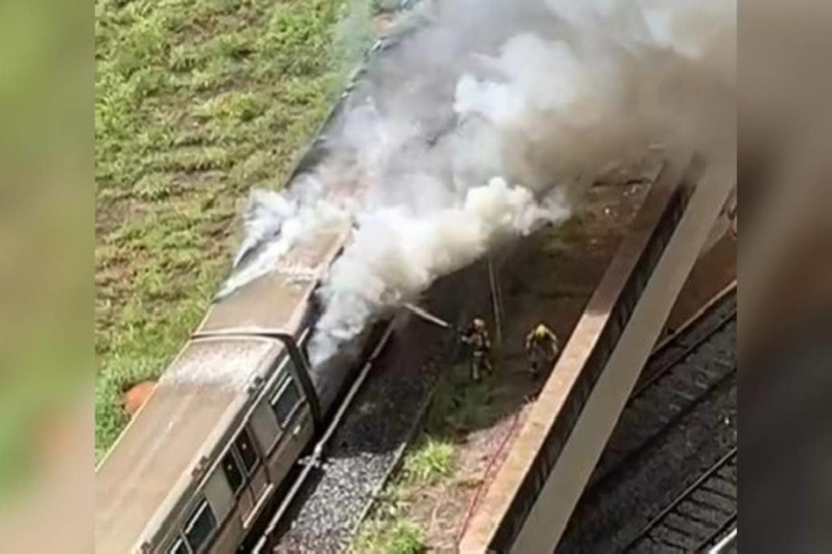 Imagem colorida de vagão do metrô pegando fogo - Metrópoles