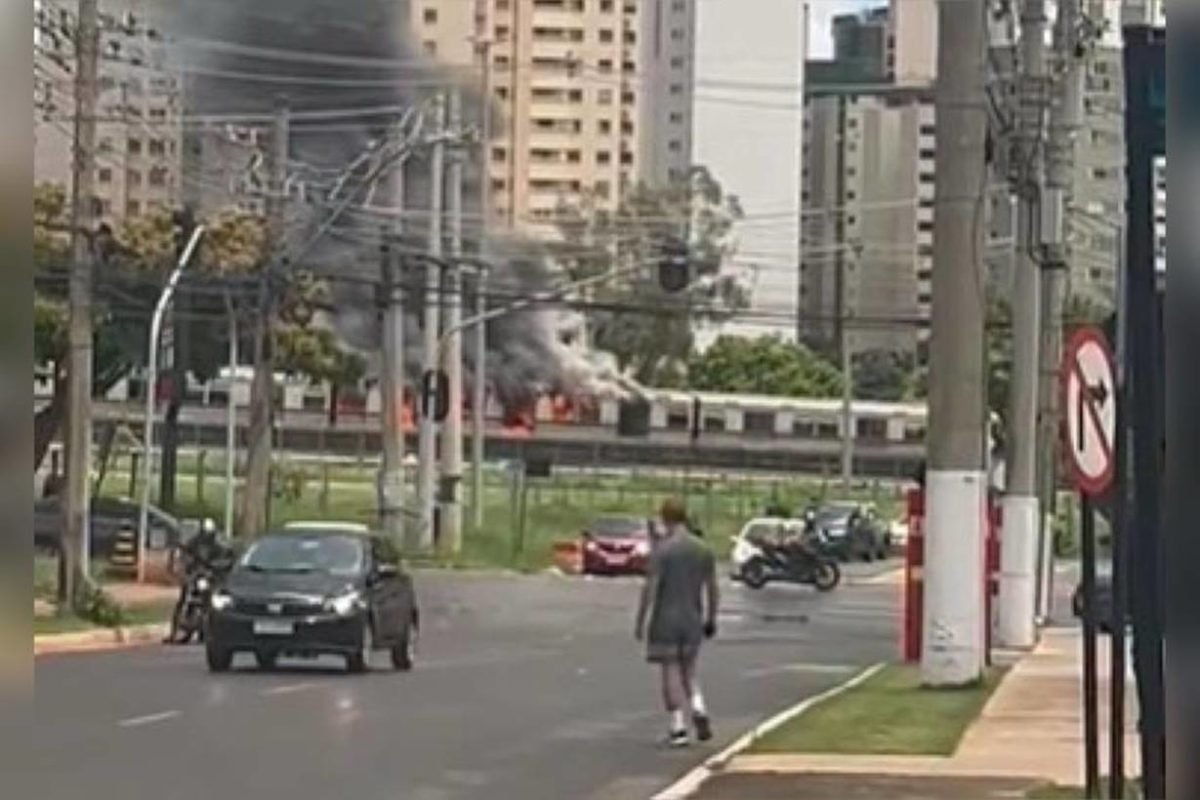 Imagem colorida de vagão do metrô pegando fogo - Metrópoles