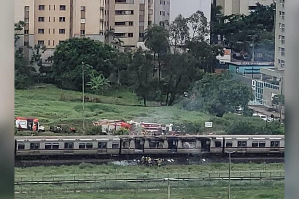 Imagem colorida de vagão do metrô pegando fogo - Metrópoles