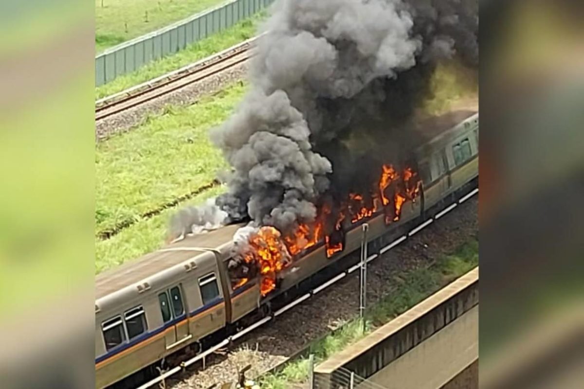 Imagem colorida de vagão do metrô pegando fogo - Metrópoles