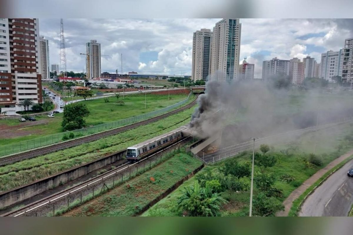 Imagem colorida de vagão do metrô pegando fogo - Metrópoles