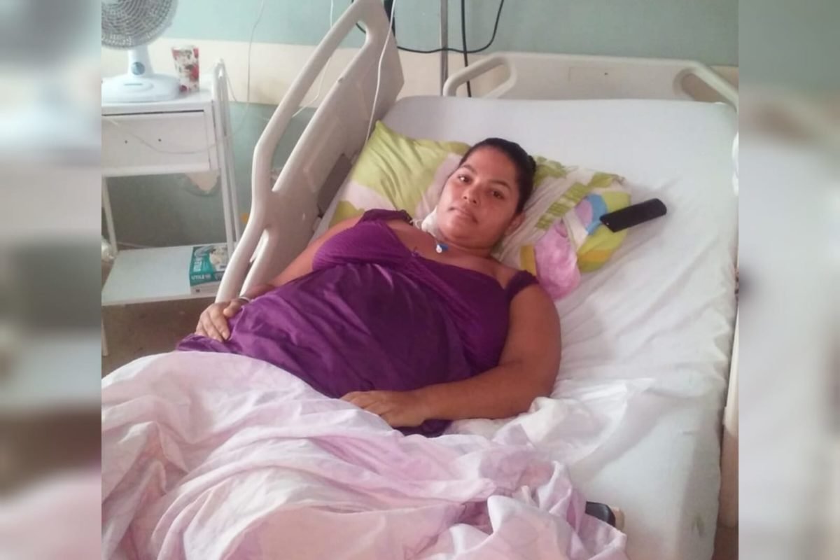 Foto mostra a carioca Darlyn Almeida, que perdeu a visão por complicações de uma apendicite