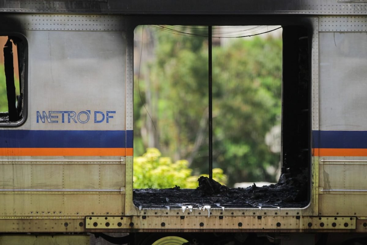 Corpo de Bombeiros do Distrito Federal foi acionado e já conteve as chamas no vagão do metrô que pegou fogo próximo à Águas Claras - Metrópoles