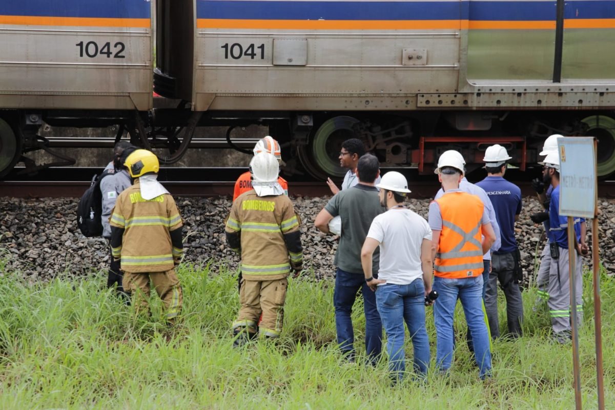 Corpo de Bombeiros do Distrito Federal foi acionado e já conteve as chamas no vagão do metrô que pegou fogo próximo à Águas Claras - Metrópoles