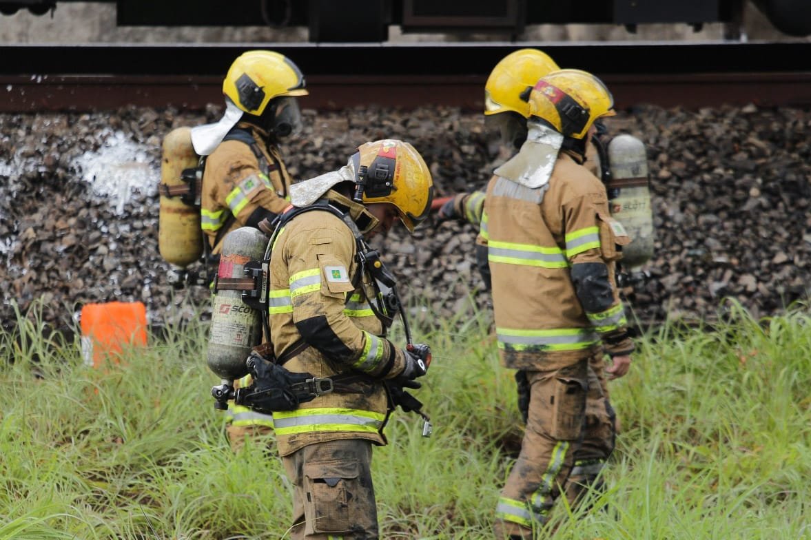 Corpo de Bombeiros do Distrito Federal foi acionado e já conteve as chamas no vagão do metrô que pegou fogo próximo à Águas Claras - Metrópoles