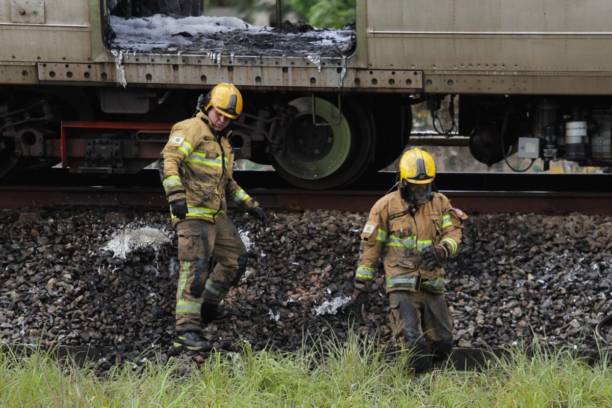 Corpo de Bombeiros do Distrito Federal foi acionado e já conteve as chamas no vagão do metrô que pegou fogo próximo à Águas Claras - Metrópoles