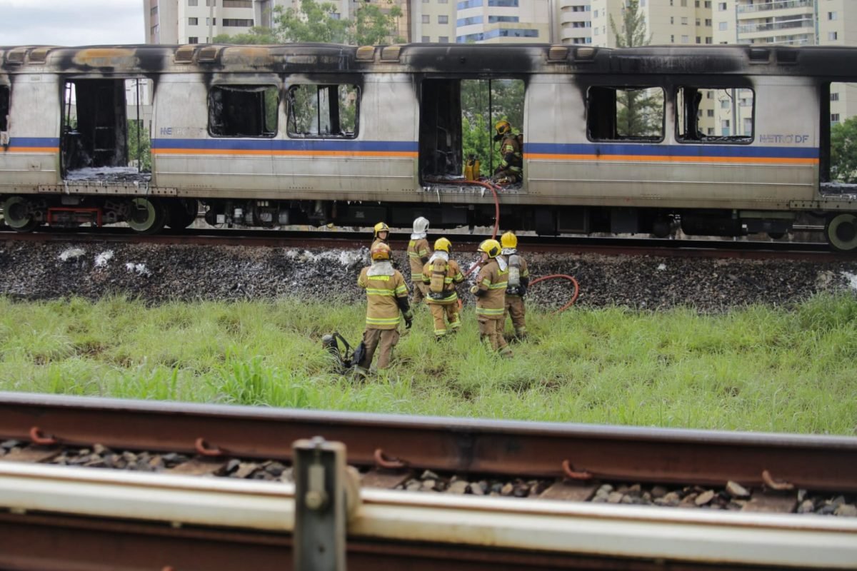 Corpo de Bombeiros do Distrito Federal foi acionado e já conteve as chamas no vagão do metrô que pegou fogo próximo à Águas Claras - Metrópoles