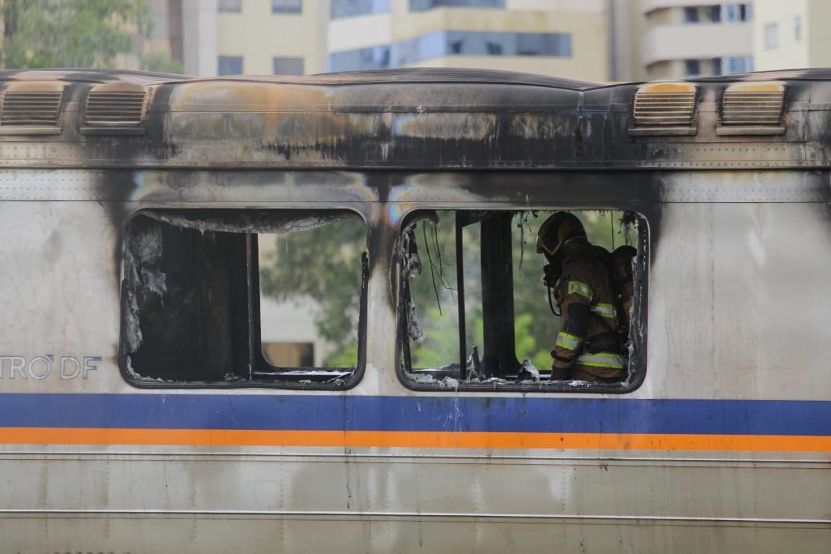 Corpo de Bombeiros do Distrito Federal foi acionado e já conteve as chamas no vagão do metrô que pegou fogo próximo à Águas Claras - Metrópoles