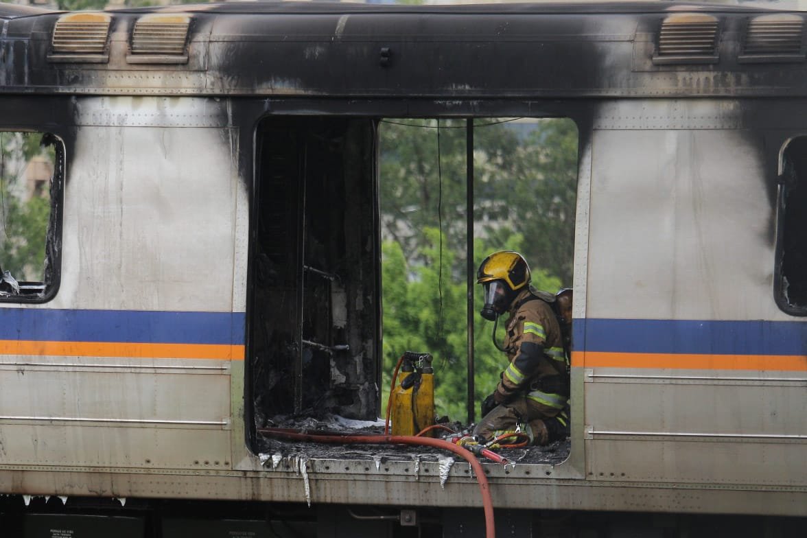 Corpo de Bombeiros do Distrito Federal foi acionado e já conteve as chamas no vagão do metrô que pegou fogo próximo à Águas Claras - Metrópoles