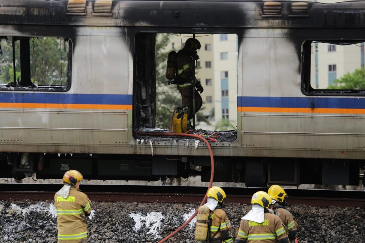 Corpo de Bombeiros do Distrito Federal foi acionado e já conteve as chamas no vagão do metrô que pegou fogo próximo à Águas Claras - Metrópoles