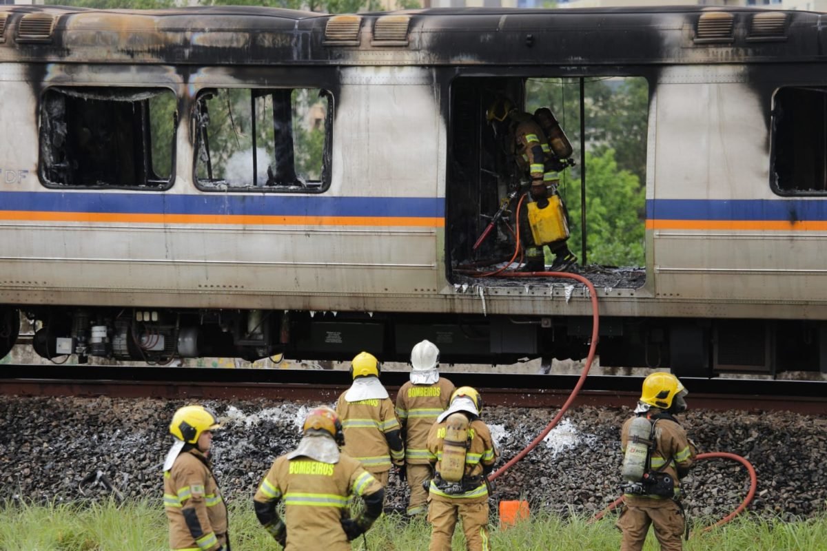 Corpo de Bombeiros do Distrito Federal foi acionado e já conteve as chamas no vagão do metrô que pegou fogo próximo à Águas Claras - Metrópoles