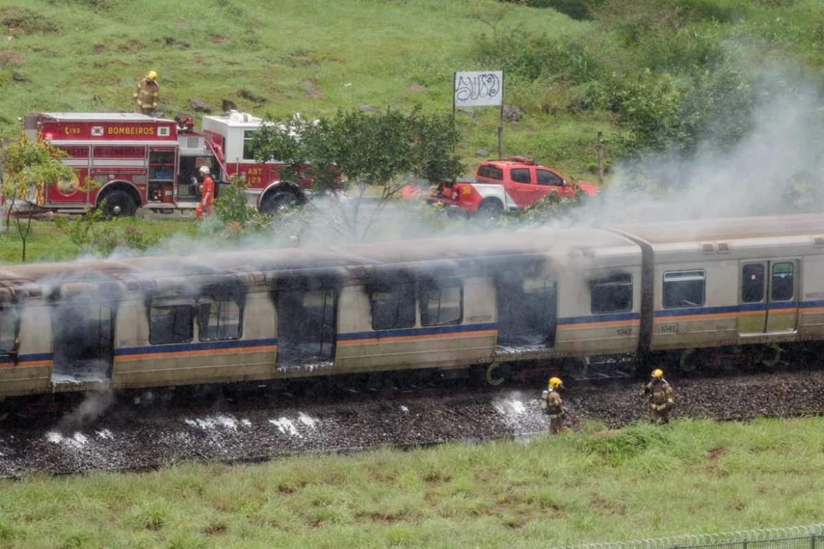 Imagem colorida de vagão do metrô pegando fogo - Metrópoles