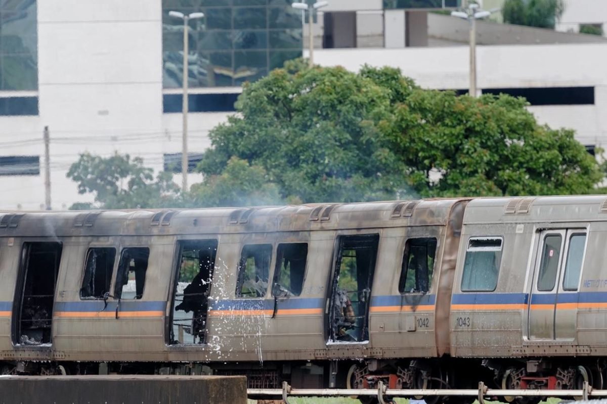 Imagem colorida de vagão do metrô pegando fogo - Metrópoles