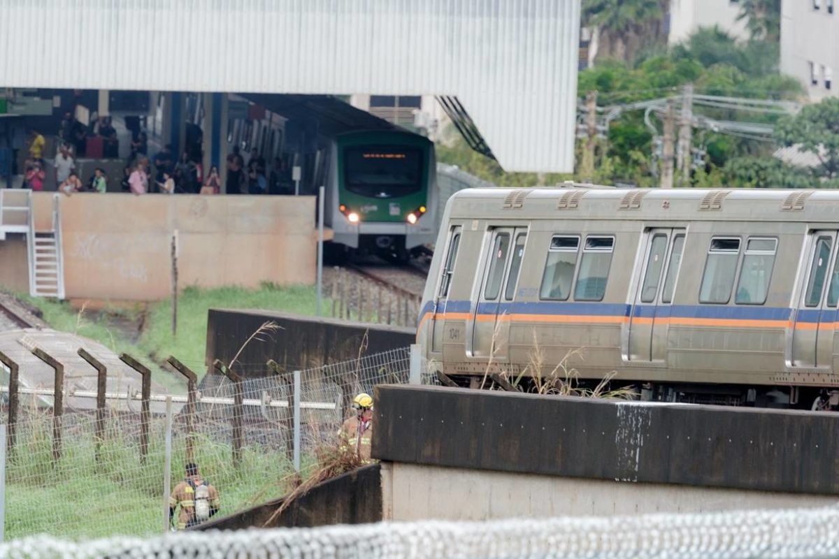 Imagem colorida de vagão do metrô pegando fogo - Metrópoles