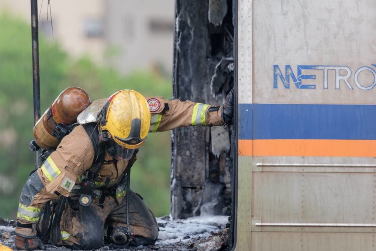 Imagem colorida de vagão do metrô pegando fogo - Metrópoles