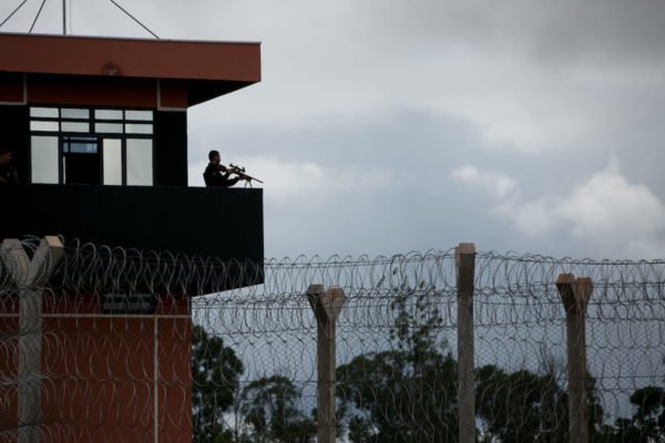 presídio imagem colorida mostra policial em guarita de penitenciaria federal no DF - Metrópoles