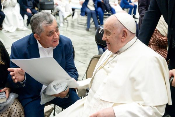 Imagem do deputado Zé Guimarães (PT-CE) ao lado do papa Francisco - Metrópoles