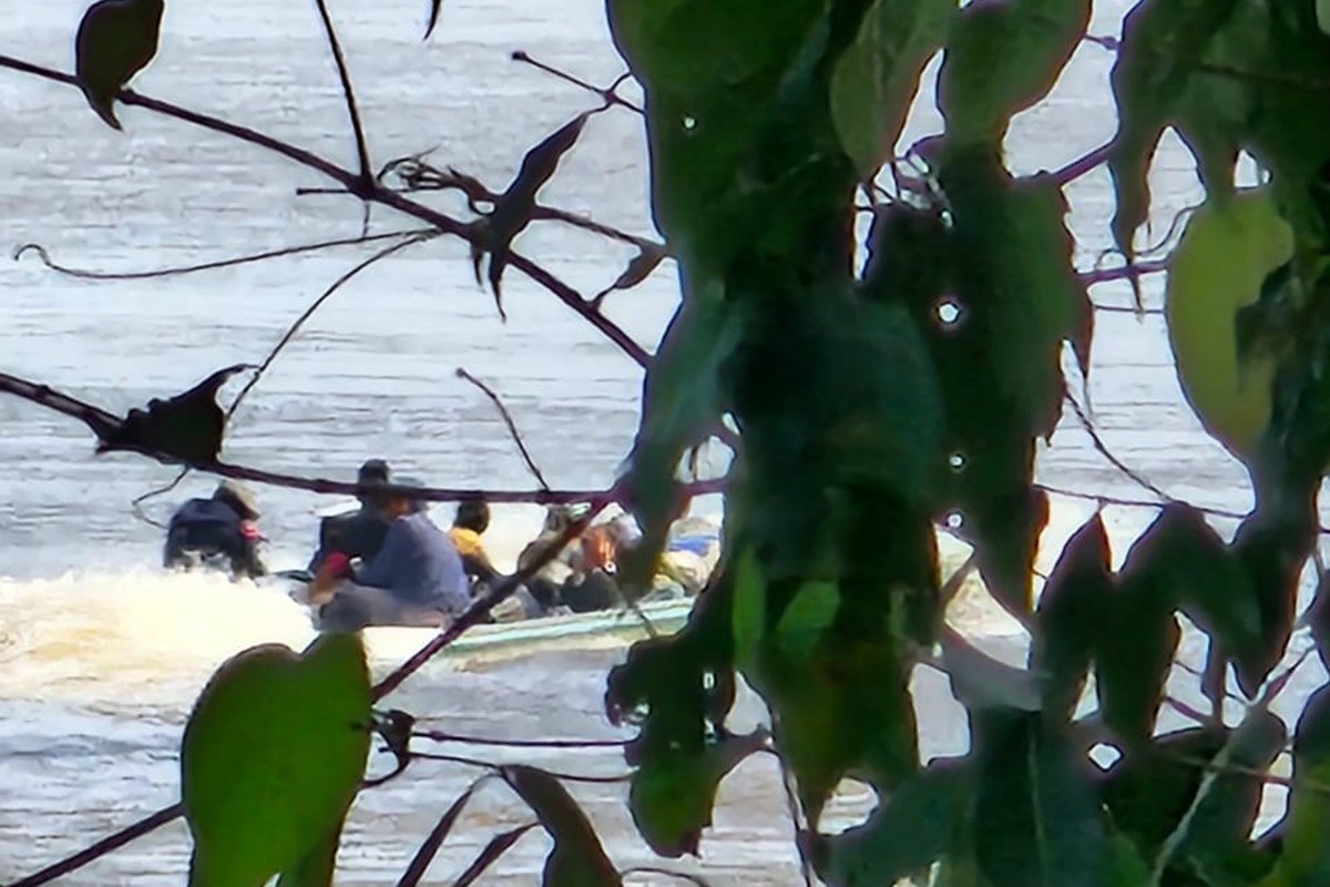 Foto colorida de garimpeiros ilegais na terra indígen Yanomami - Metrópoles