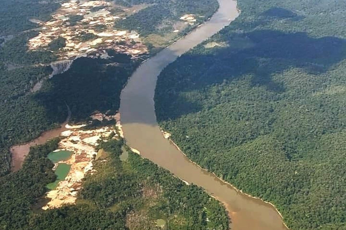 Foto colorida de área de garimpo ilegal na terra Yanomami - Metrópoles