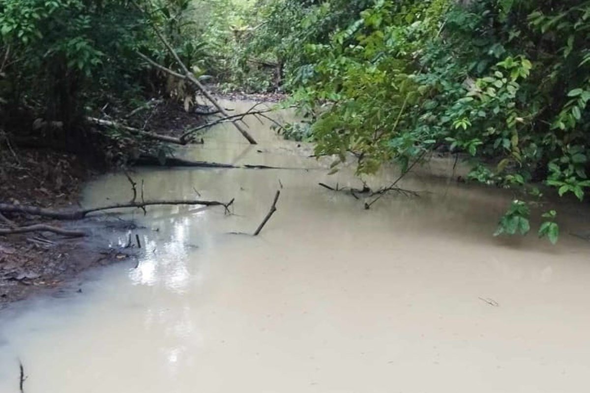 Foto colorida de rio contaminado pelo garimpo ilegal na terra indígen Yanomami - Metrópoles