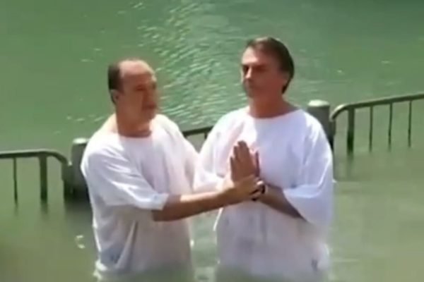 Pastor Everaldo durante cerimônia de batismo de Jair Bolsonaro no Rio Jordão, em Israel