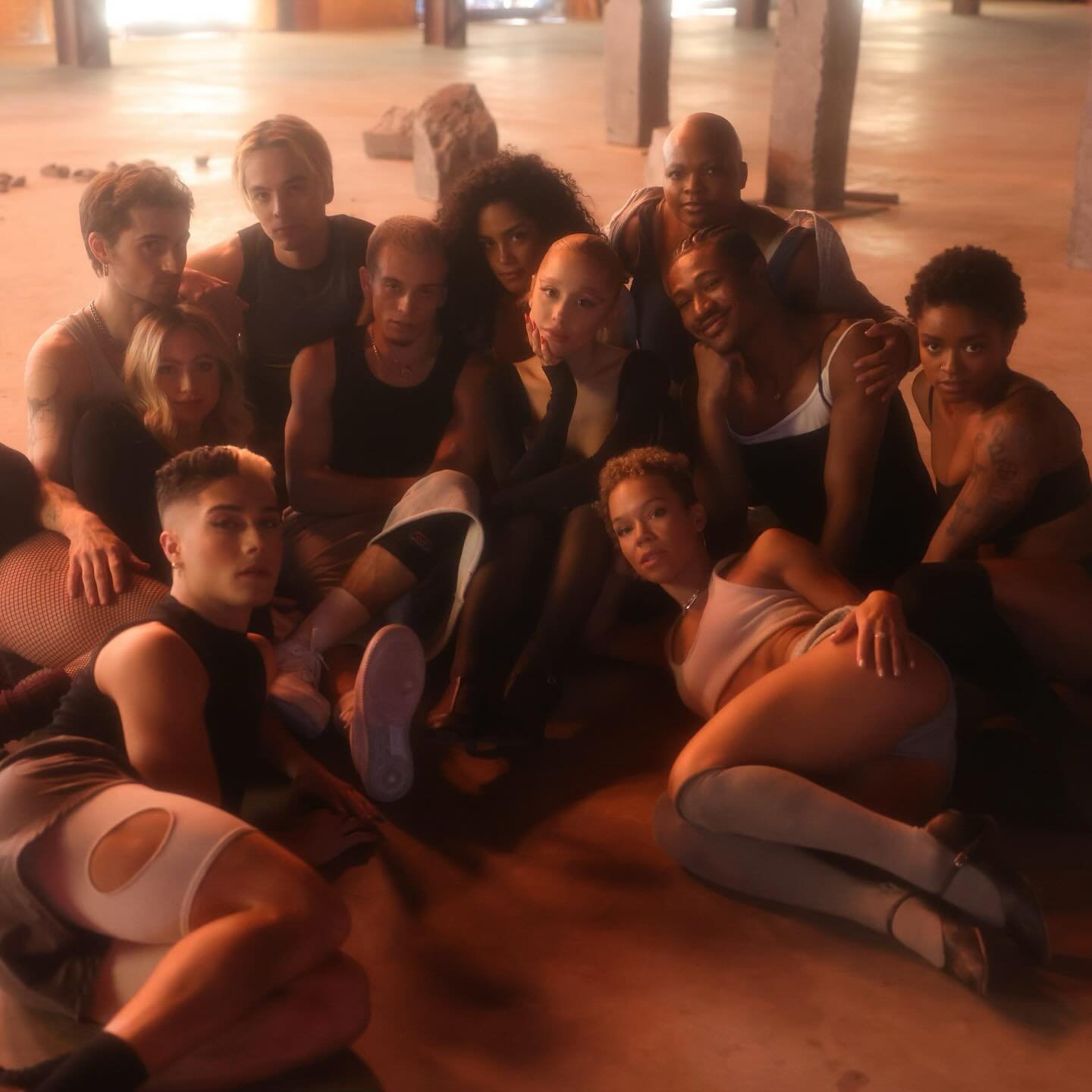 Ariana Grande e os dan&ccedil;arinos de Yes, And?