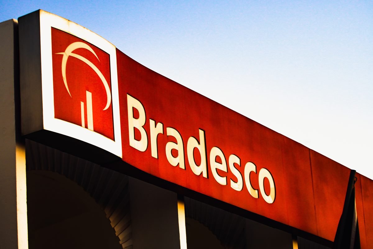Imagem colorida da fachada de uma unidade do Bradesco, com o logotipo do banco em destaque - Metrópoles