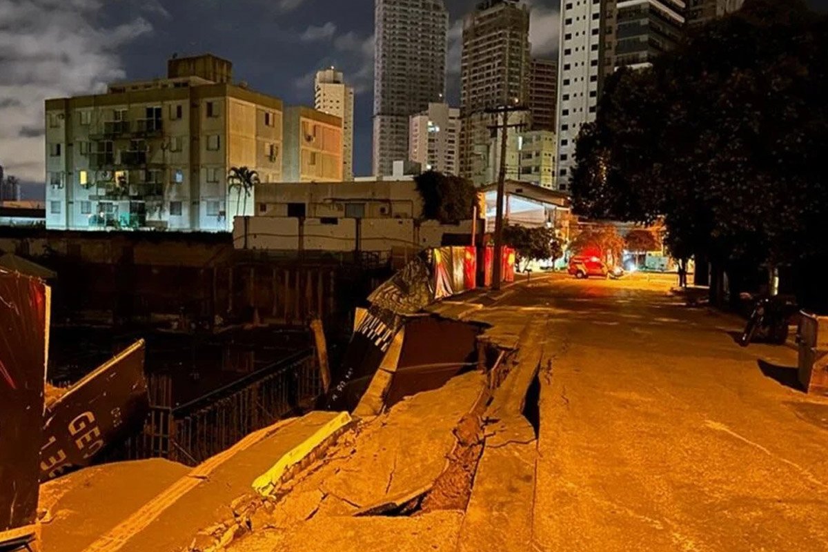 imagem colorida rua desaba e moradores sao evacuados em goiania