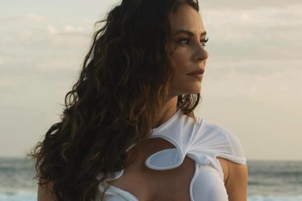 Paolla Oliveira posa de vestido branco e cabelos soltos na praia - Metrópoles