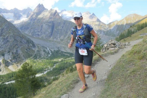 Imagem mostra a ultramaratonista Camila Matte em meio a montanhas - Metrópoles
